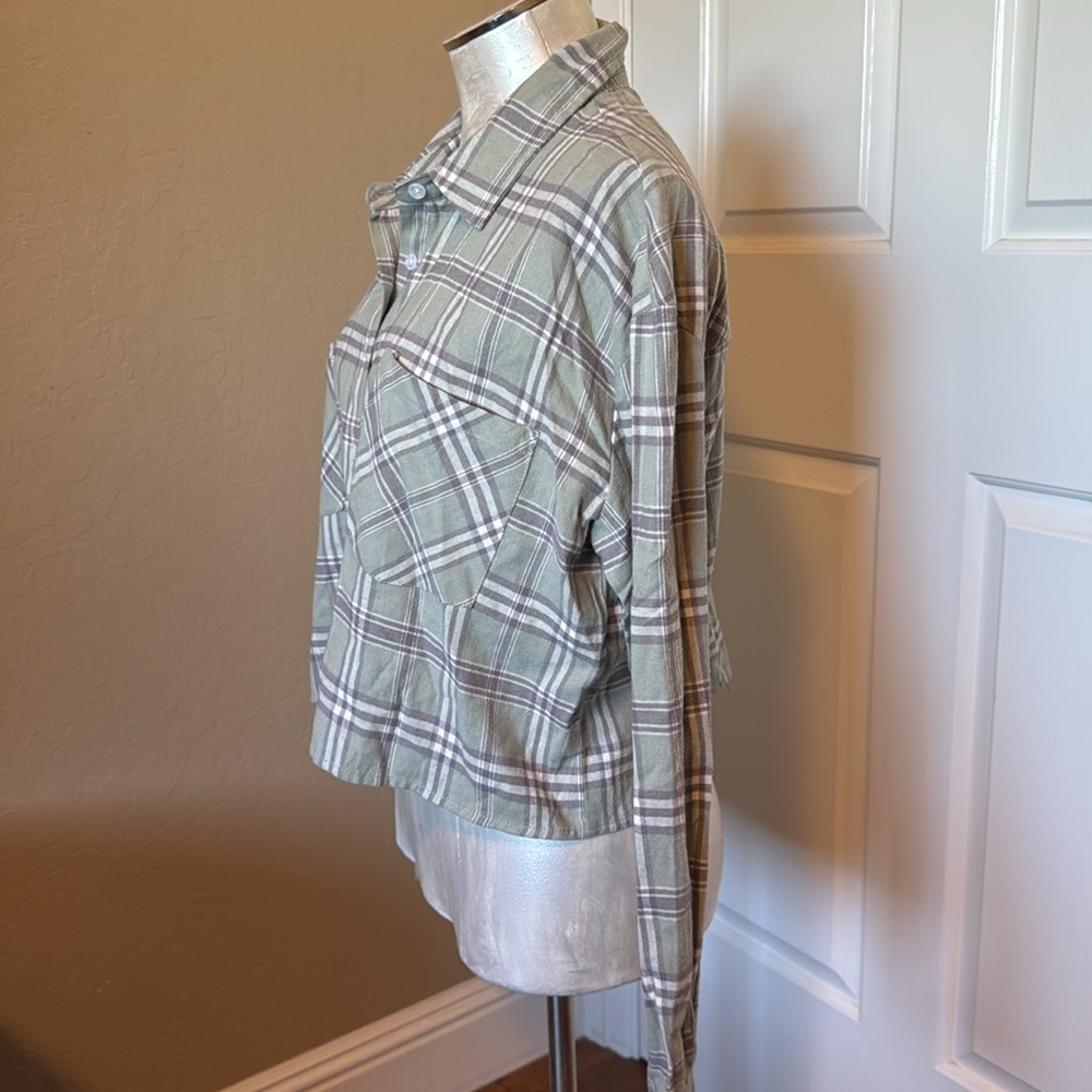 RSQ Women’s Flannel Cropped Button Down Top New No Tag Plaid Size Medium - Picture 4 of 14